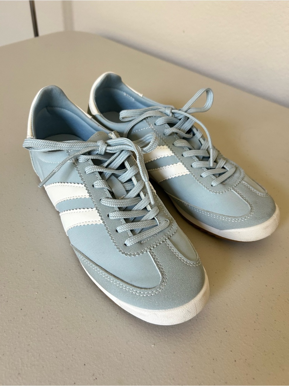 Madden Girl Retro Runner Sneakers in Light Blue and White Size 6.5